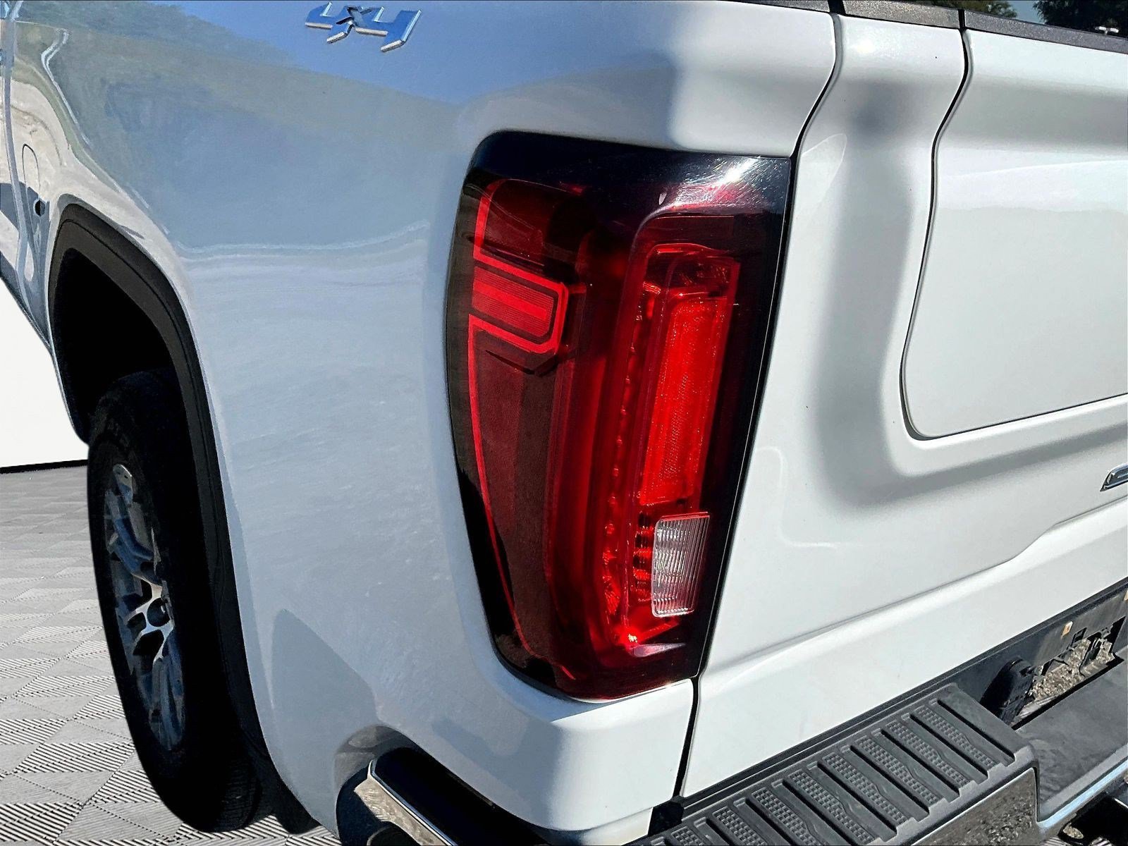 Used 2025 GMC Sierra 1500 SLT AWD/4WD image 24