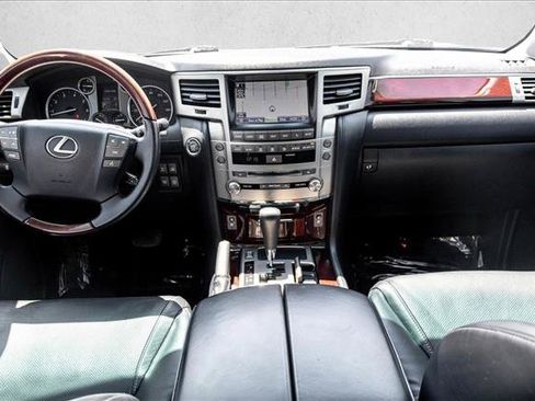 Used 2013 Lexus LX 570 4WD w/ Luxury Pkg image 18