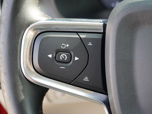 Used 2020 Volvo XC40 T4 Momentum image 16