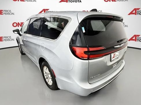 Used 2024 Chrysler Pacifica Touring-L FWD image 5