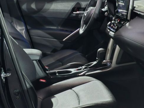 Used 2025 Toyota Corolla Cross XLE image 22