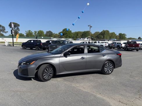 Used 2025 Nissan Altima 2.5 SV image 2