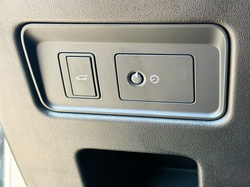 Used 2025 Land Rover Discovery Metropolitan Edition AWD/4WD image 38