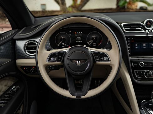 Used 2022 Bentley Bentayga image 37
