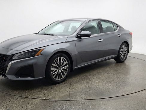 Used 2025 Nissan Altima 2.5 SV FWD image 3