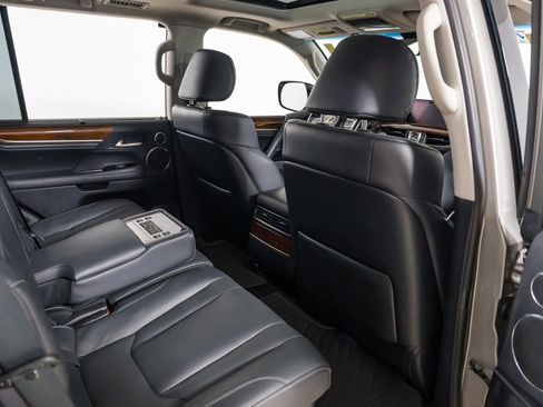 Used 2020 Lexus LX 570 4WD w/ Luxury Package image 31