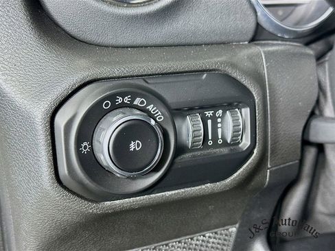 Used 2020 Jeep Wrangler Unlimited Sahara image 10