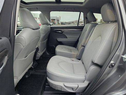 Used 2023 Toyota Highlander Platinum image 16