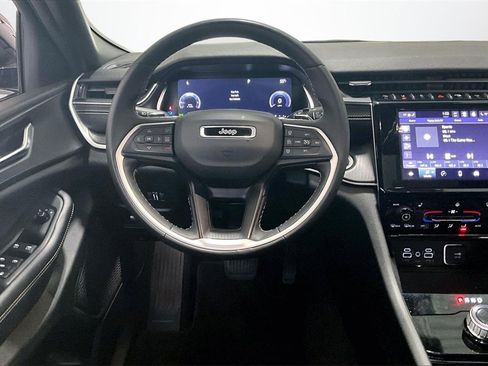 Used 2023 Jeep Grand Cherokee L Laredo image 8