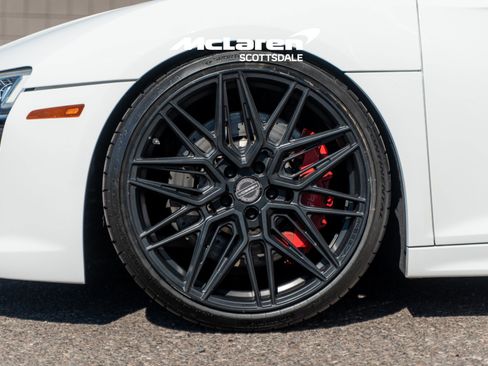 Used 2018 Audi R8 V10 w/ Premium Package image 31