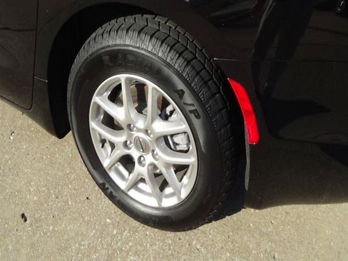 Certified 2025 Chrysler Pacifica Select FWD image 9
