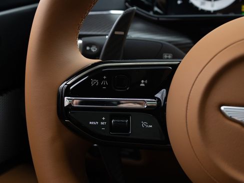Used 2025 Aston Martin Vanquish RWD image 15