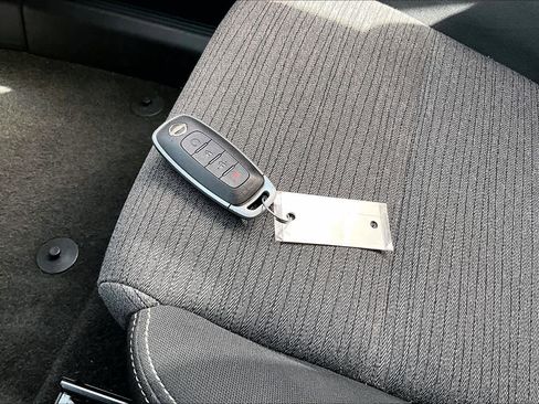 Used 2023 Nissan Rogue SV image 14