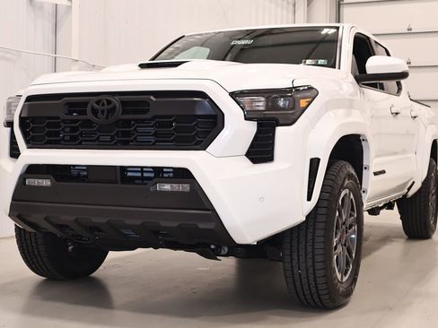 Used 2024 Toyota Tacoma TRD Sport w/ TRD Sport Upgrade Package AWD/4WD image 5