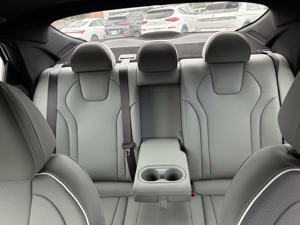 Certified 2025 Hyundai Elantra Limited FWD image 17