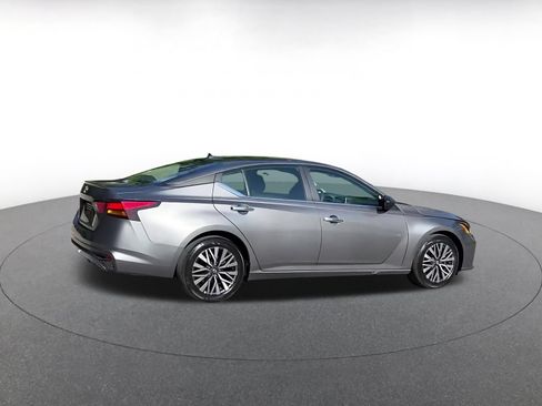 Used 2025 Nissan Altima 2.5 SV FWD image 10