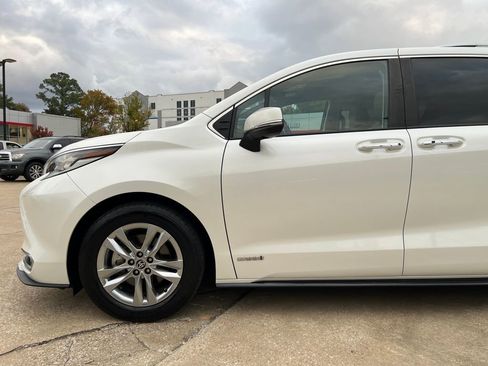 Used 2021 Toyota Sienna Limited image 32