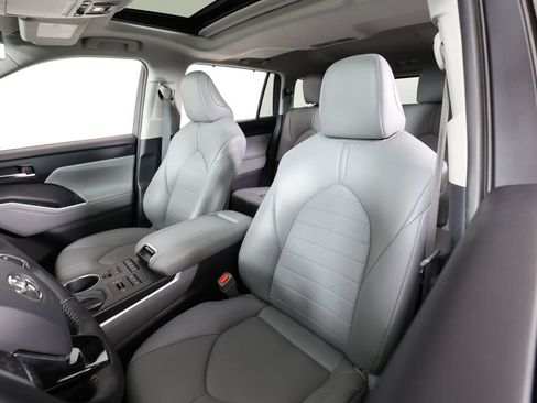 Used 2021 Toyota Highlander XLE AWD/4WD image 11