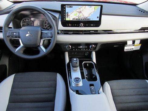 New 2026 Mitsubishi Outlander SE image 9