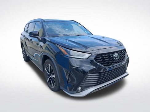Used 2021 Toyota Highlander XSE FWD image 3