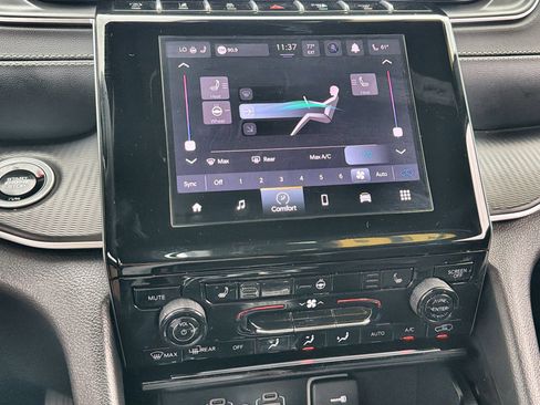 Used 2025 Jeep Grand Cherokee Altitude AWD/4WD image 18