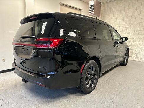 Used 2025 Chrysler Pacifica Limited w/ Trailer Tow Group AWD/4WD image 19