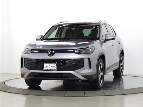 Used 2025 Volkswagen Tiguan SE AWD/4WD image 4