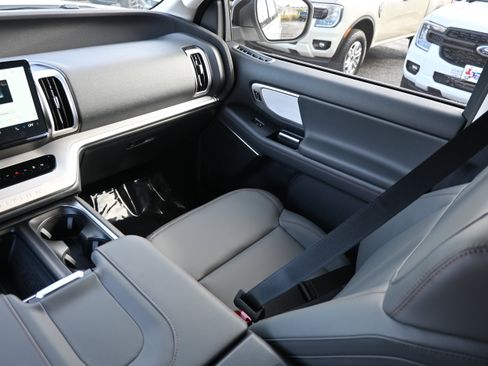 New 2025 Ford Expedition Active image 32