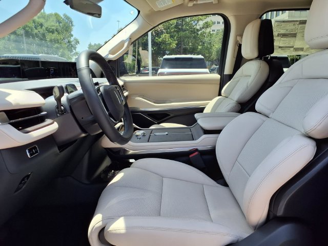 New 2027 Lincoln Navigator Premiere RWD image 7