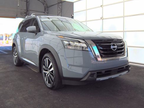 Used 2025 Nissan Pathfinder Platinum image 5