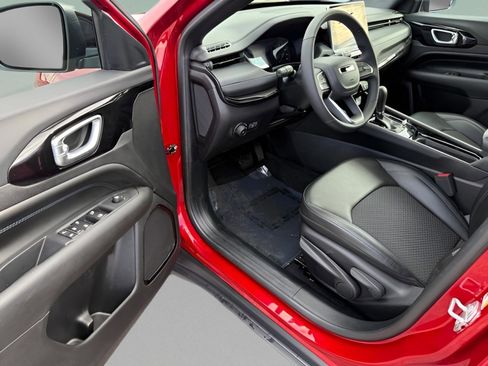 Used 2025 Jeep Compass Latitude w/ Altitude Special Edition image 16