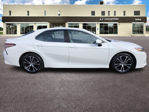 Used 2018 Toyota Camry SE image 2