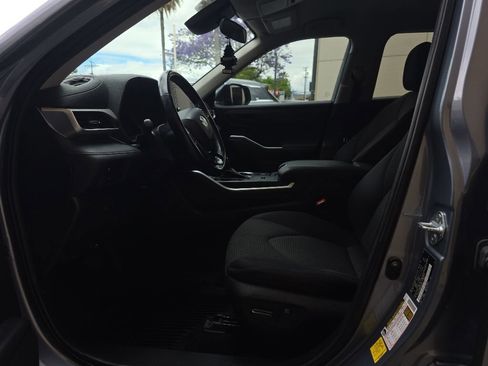 Used 2021 Toyota Highlander LE FWD image 4