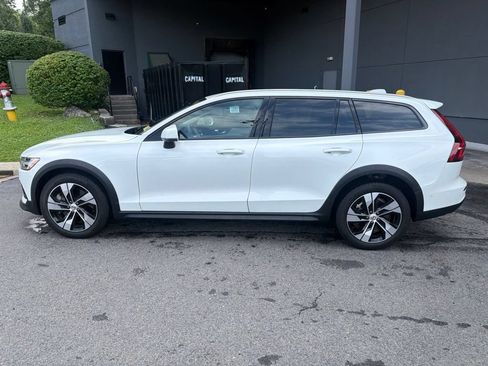 Used 2025 Volvo V60 B5 Cross Country Plus AWD/4WD image 3