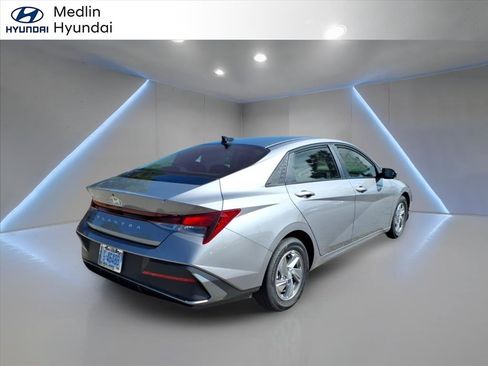 New 2025 Hyundai Elantra SE image 3
