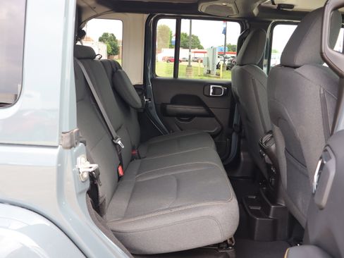 Used 2025 Jeep Wrangler Unlimited Sahara AWD/4WD image 11