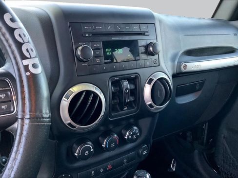 Used 2016 Jeep Wrangler Unlimited Sahara w/ Connectivity Group AWD/4WD image 6