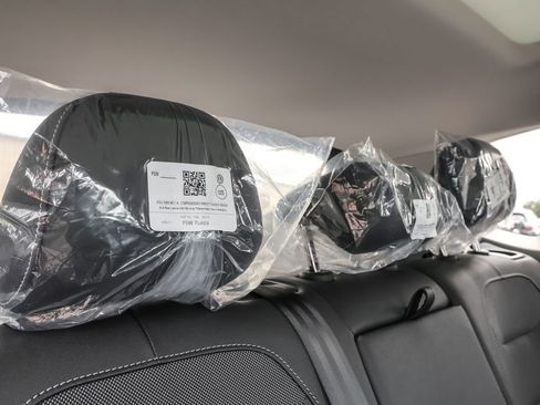 Used 2025 Volkswagen Taos SE image 30