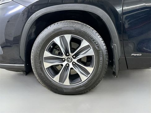 Used 2021 Toyota Highlander XLE image 8