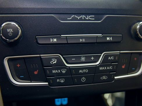 Used 2019 Ford Fusion SEL image 19