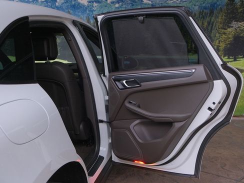 Used 2017 Porsche Macan S image 31