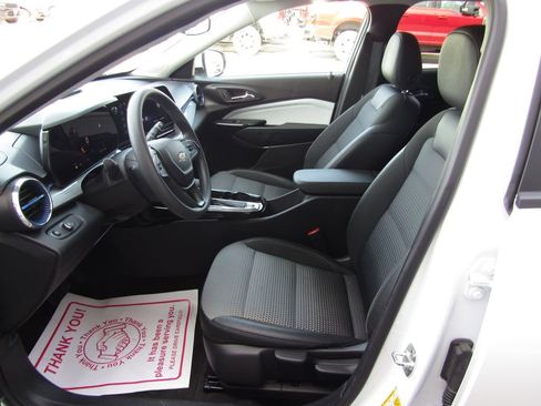 Used 2025 Chevrolet Trax LT image 18