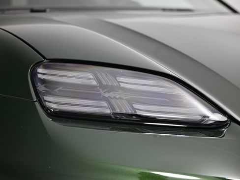 New 2025 Porsche Macan 4S Electric image 18