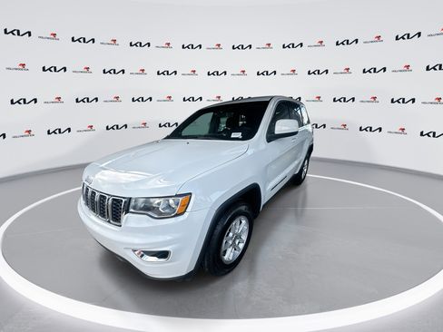 Used 2019 Jeep Grand Cherokee Laredo image 4