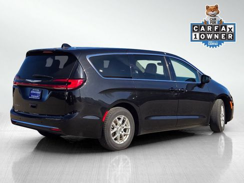 Used 2023 Chrysler Pacifica Touring-L FWD image 4