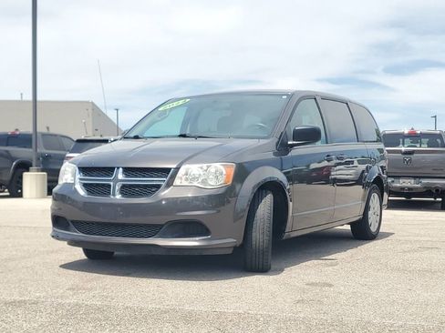 Used 2018 Dodge Grand Caravan SE FWD image 4