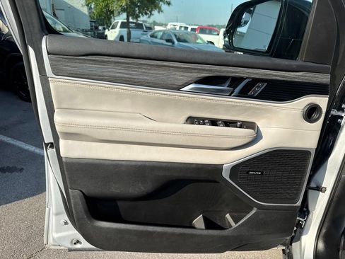Used 2024 Jeep Wagoneer L Series II w/ Flexible Seating Group AWD/4WD image 9