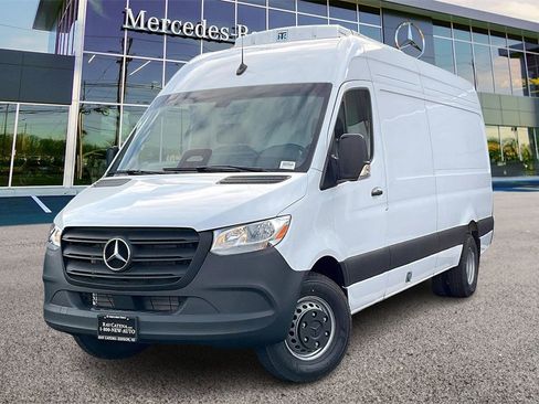 New 2025 Mercedes-Benz Sprinter 4500 image 2