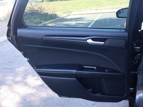 Used 2018 Ford Fusion SE w/ Equipment Group 201A FWD image 24