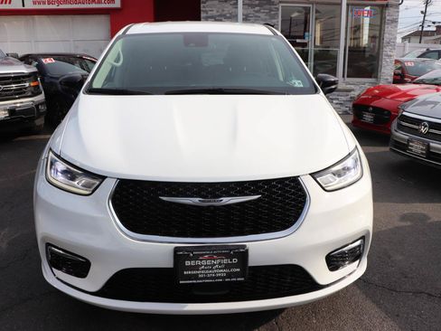 Used 2024 Chrysler Pacifica Touring-L FWD image 8